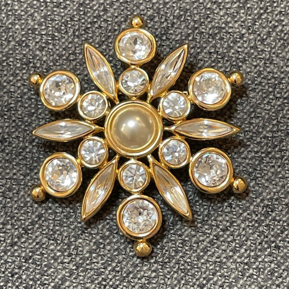 NAPIER Gold-Tone Rhinestone & Pearl Brooch.